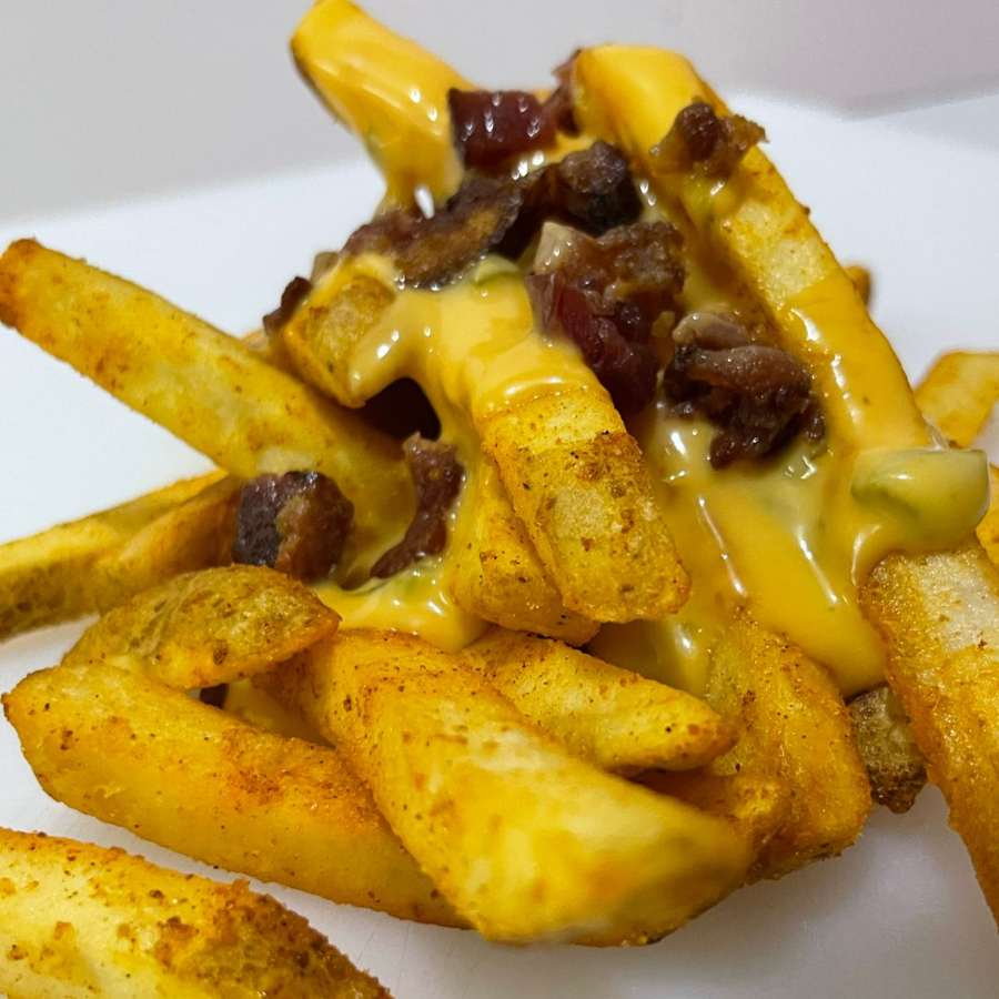 PAPAS CON QUESO JALAPEÑO Y TOCINO