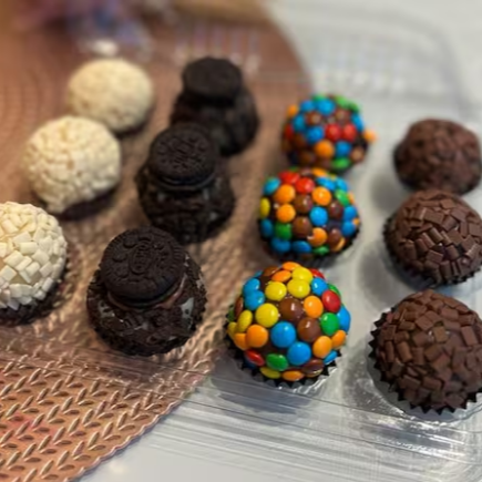 12 brigadeiros gourmet 25 g cada 3 brigadeiros ao leite 3 brigadeiro chocolate branco 3 brigadeiro de Oreo 3 brigadeiro de disquetes