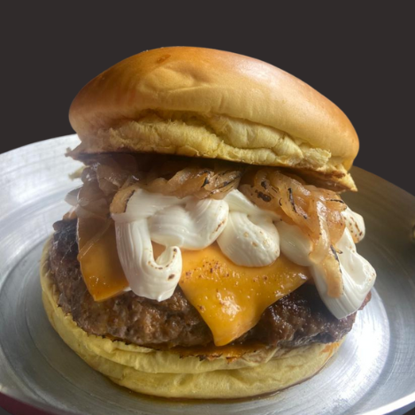 Hambúrguer de 140g Angus com queijo cheddar, cream cheese, cebola caramelizada e maionese da casa.