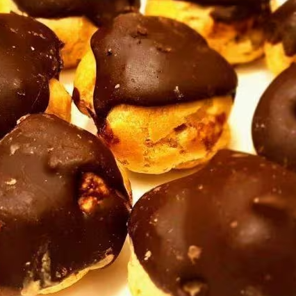 Massa leve e crocante, recheada com doce de leite cremoso e irresistível. Finalizada com cobertura delicada, oferece sabor doce na medida certa e textura que derrete na boca.