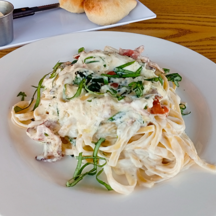Fettuccine Alfredo Espinaca y Tocino