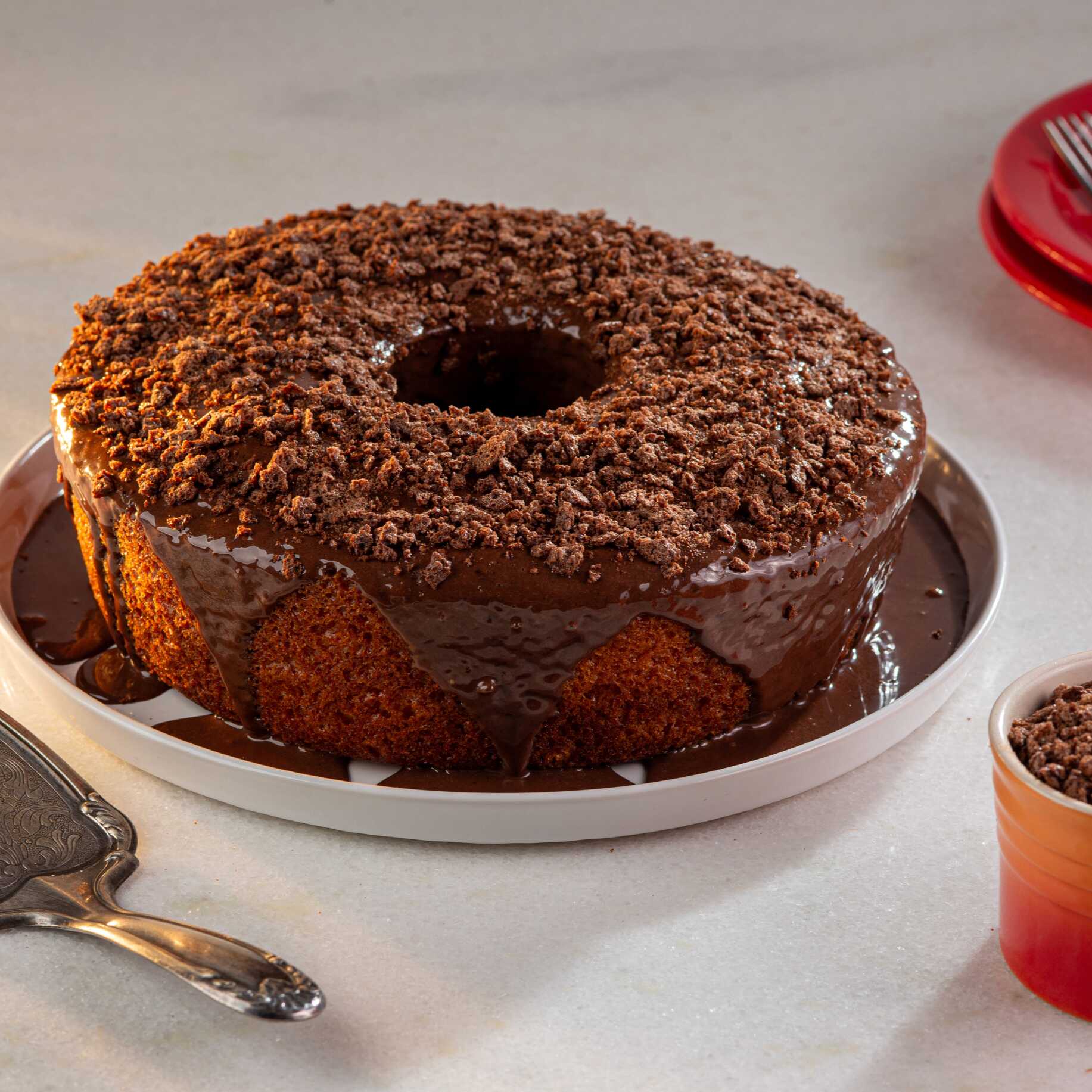 Delicioso Bolo caseiro de leite com Ovomaltine caseiro na massa. Opção de cobertura: calda de chocolate, polvilhado com Ovomaltine. Imagem meramente ilustrativa.
Bolo pequeno serve até 8 fatias
Bolo grande serve até 16 fatias