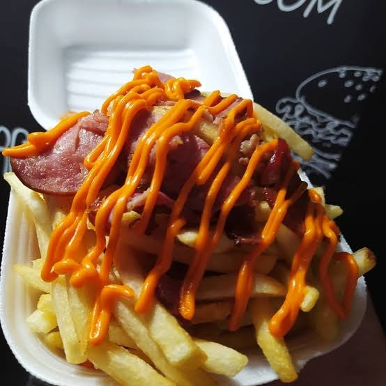 Batata Frita Suprema
A mais pedida! Batata frita crocante coberta com calabresa em rodelinhas fritas, queijo cheddar derretido e bacon em cubinhos. Acompanha molho da casa. Para quem não abre mão de nada!