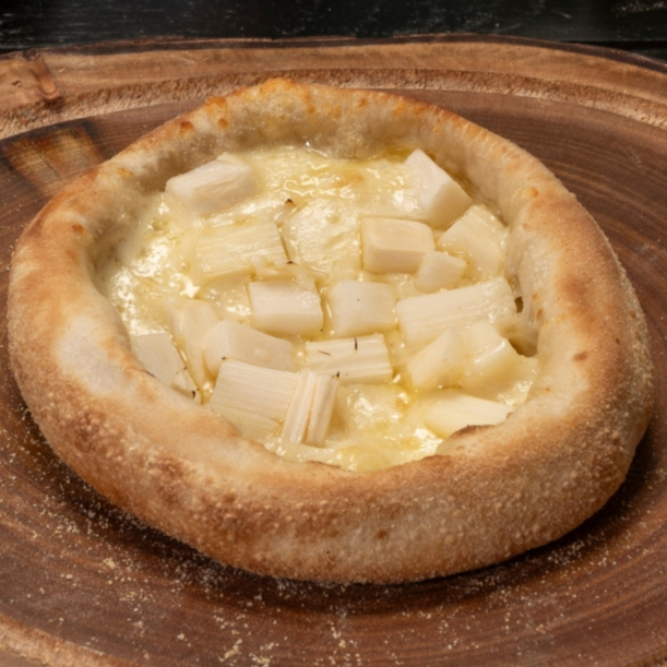 Massa artesanal macia, recheio de palmito pupunha fresco e cremoso, coberto por uma camada dourada de mussarela derretida. Vegetariana, mas irresistivelmente saborosa!