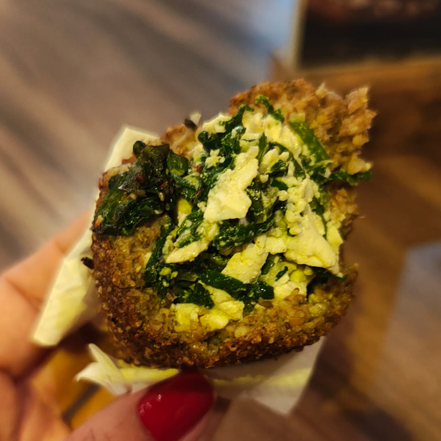 Novidade Na Área! Se delicie com o frescor do espinafre e o impacto da ricota: kibe que conquista nosso coração na primeira mordida.