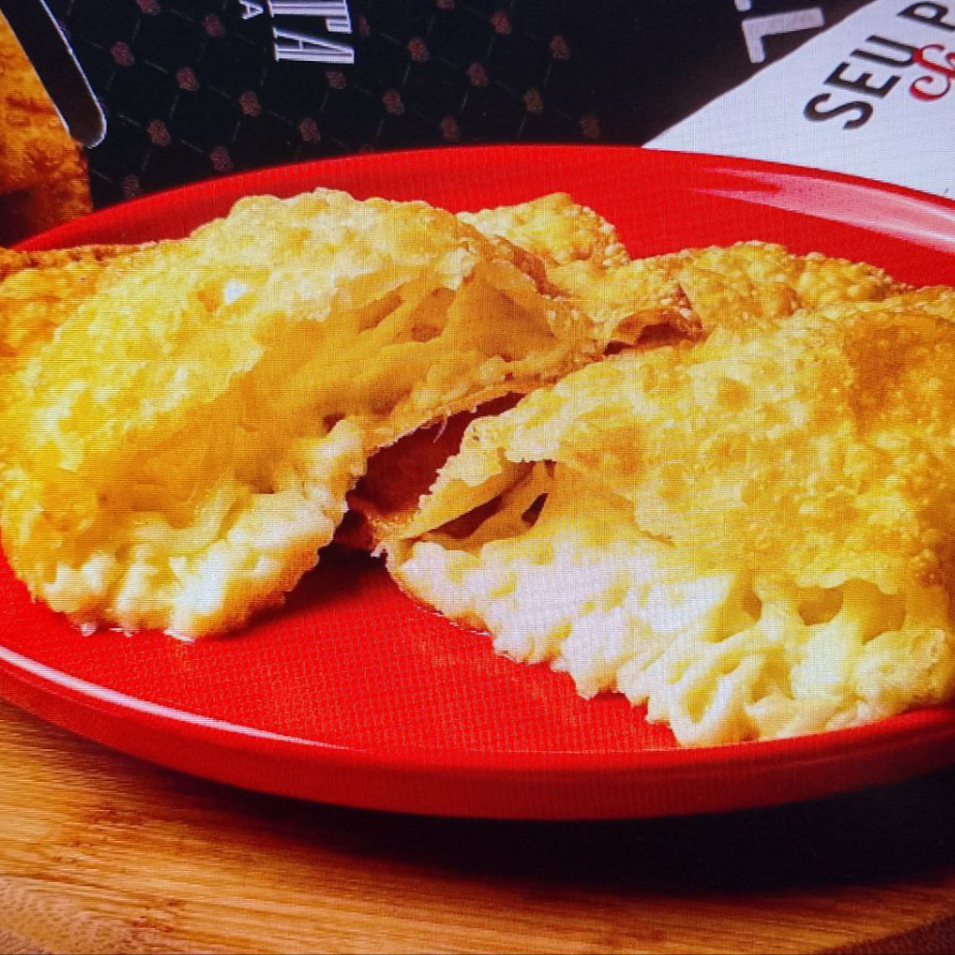 Pastel de Queijo, recheado com muçarela pura e derretida, que forma aquele esticadinho irresistível em cada mordida. Ingredientes: Queijo muçarela