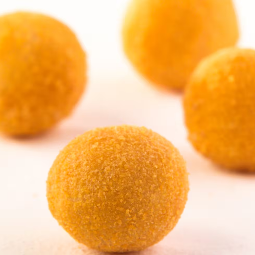 Massa de salgadinho recheada com queijo muçarela. Já está pronto, é só aquecer. Contém glúten e lactose. Pacote de 470g e 20 unidades. Imagem meramente ilustrativa.