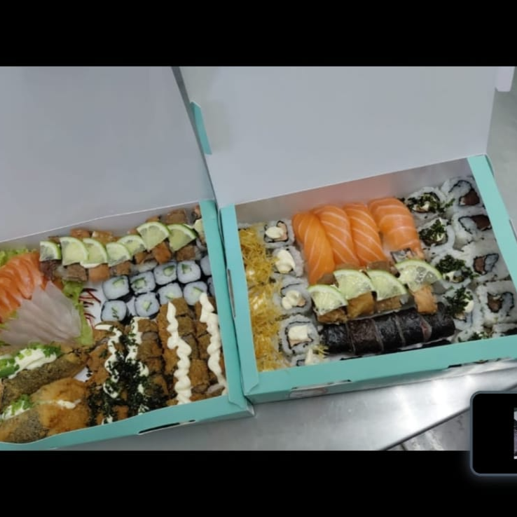10 uramaki grelhado com batata, 5 uramaki skin, 5 uramaki salmão, 4 niguiris de salmão, 4 niguiris de skin, 5 hossomaki de salmão, 5 hossomaki de kani, 20 hot roll , 8 niguiri skin, 10 hossomaki de pepino, 7 sashimi de tilapia, 7 sashimi de salmão é 2 temakis empanados. Acompanha 2 hashis, 2 saches de molho shoyo e 2 saches de tarê