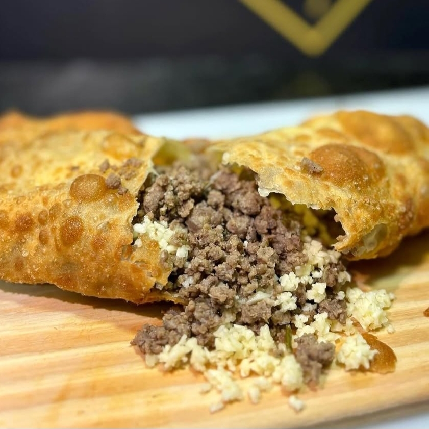 Pastel com carne moída e queijo muçarela.