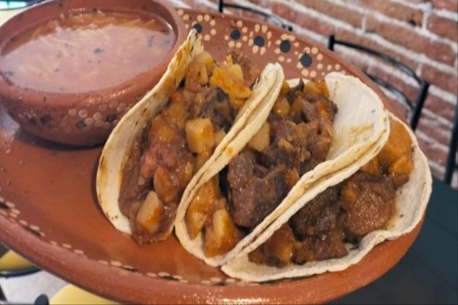 TACO DE GUISADO DE RES
