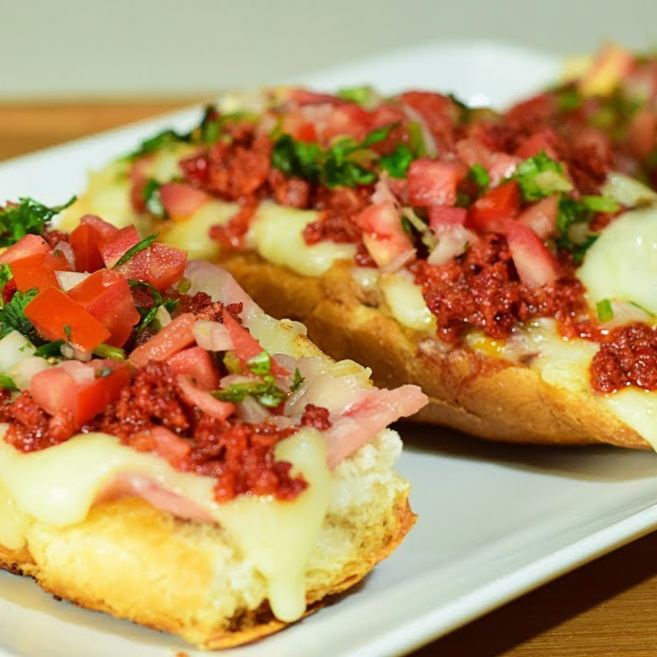 Molletes con Chorizo