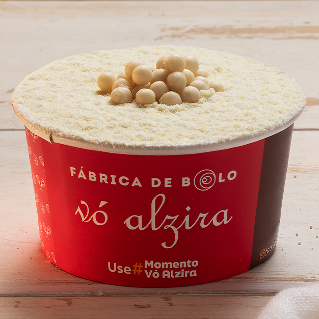 Bolo de pote caseiro, feito com duas camadas de bolo de leite, com recheio e cobertura deliciosa de mousse de leite Ninho, finalizado com bolinhas choco power ball branco e polvilhado de Leite Ninho. Imagem meramente ilustrativa.