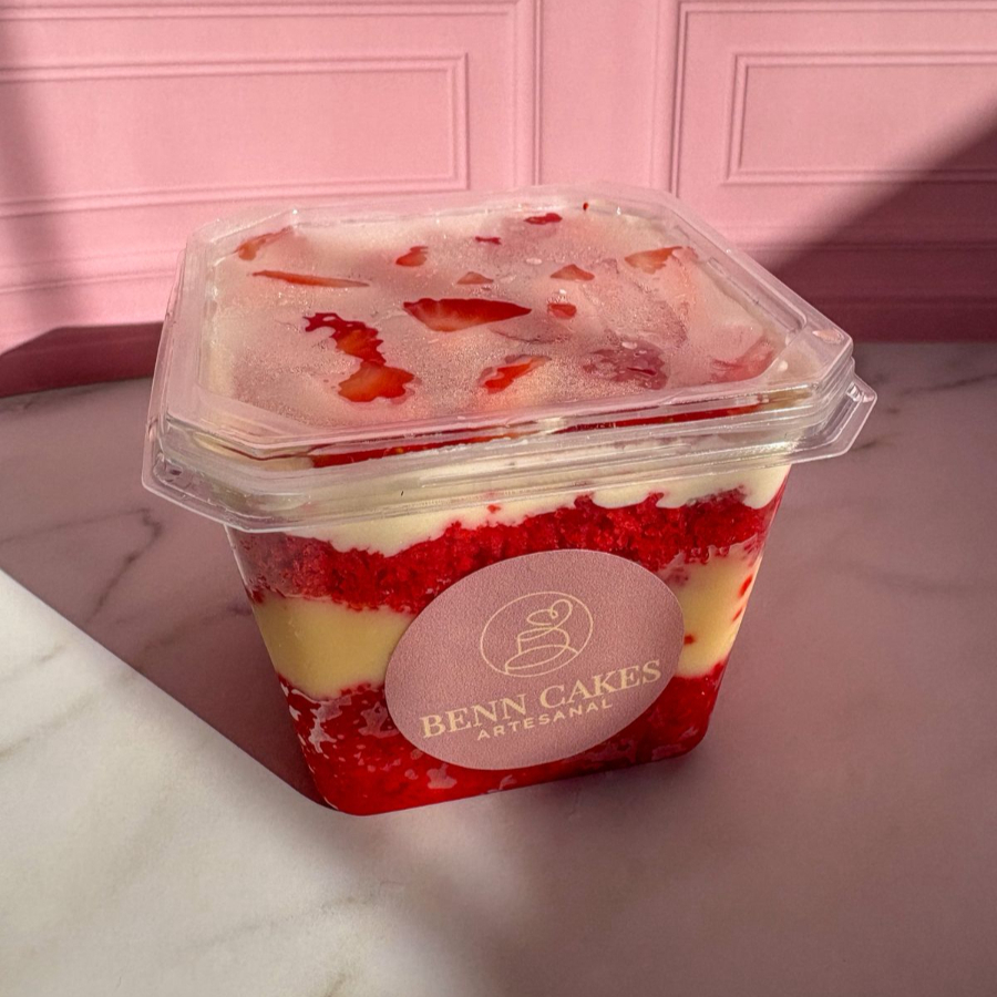Bolo de pote Red Velvet fofinho com creme suave e delicioso, cada colherada é pura indulgência e charme!