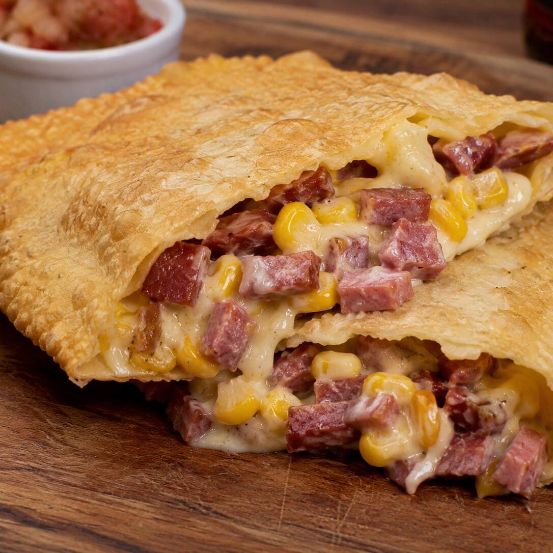 Uma combinação simplesmente irresistível: calabresa suculenta, Catupiry cremoso e milho selecionado, tudo envolvido em uma massa dourada, crocante e sequinha. Uma explosão de sabor a cada mordida que vai deixar você com vontade de pedir mais! 😋🔥