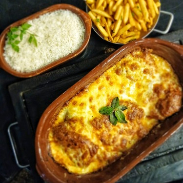 600g de filé mignon à milanesa, com molho de tomate e queijo. Acompanha arroz e fritas