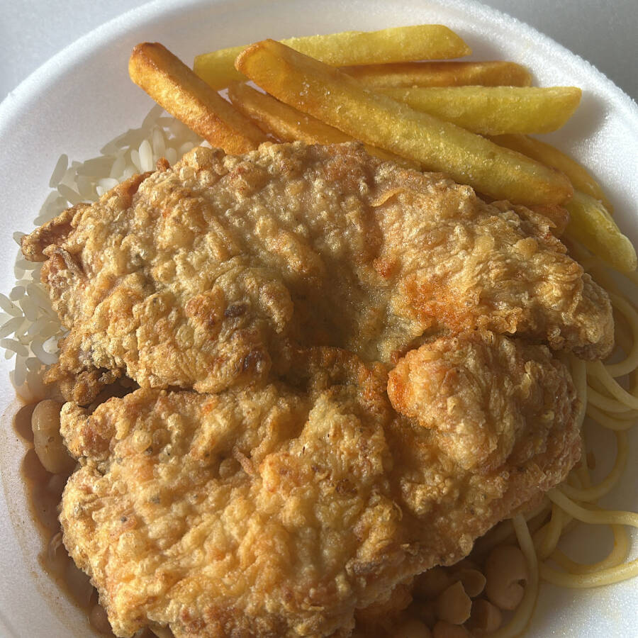 Delicioso Filé de Peito a Milanesa, acompanha feijão mulato, arroz branco, macarrão espaguete e batata frita. Serve 1 Pessoa.