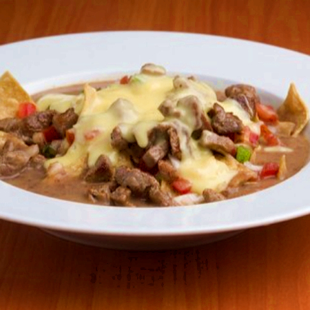 CHILAQUILES EN SALSA DE FRIJOL CON ARRACHERA