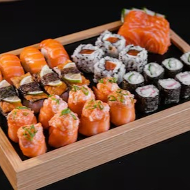 4 Uramaki Philadelphia, 4 Niguiri Salmão, 8 Joy Salmão, 8 Hossomaki Salmão, 4 Niguiri Skin Limão, 6 Sashimi Salmão, 4 Hossomaki Kani e 4 Hossomaki Pepino