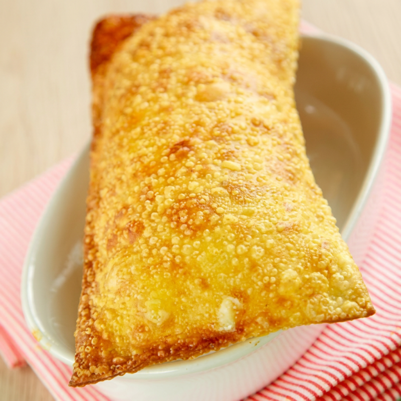 Crocante por fora e irresistivelmente cremoso por dentro! Recheado com frango desfiado bem temperado e o autêntico Catupiry, esse clássico conquista no primeiro mordida. Perfeito para quem ama sabor e cremosidade em cada pedaço!