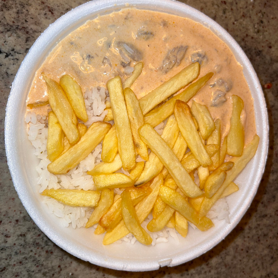 Acompanhamentos: Arroz, Fritas, Salada e Strogonoff de Carne.