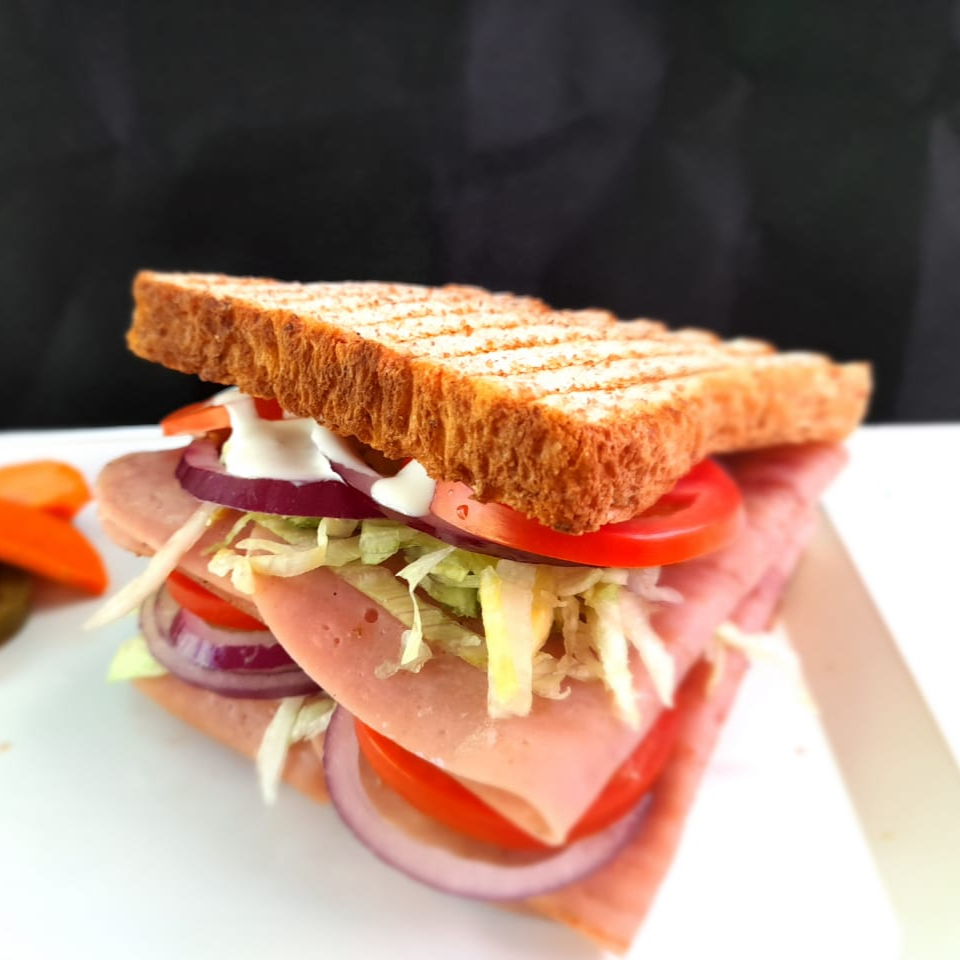 Sandwich de jamon con chorizo