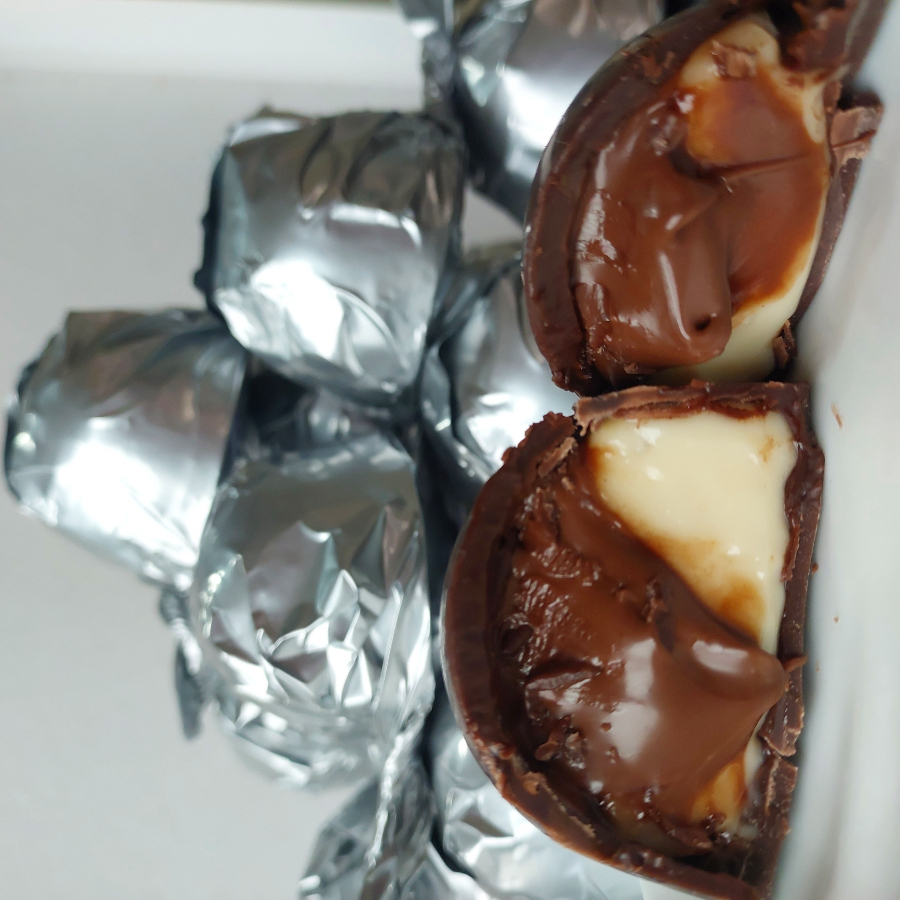 Casquinha de chocolate blend, recheada com brigadeiro de ninho e Nutella pura (45g).