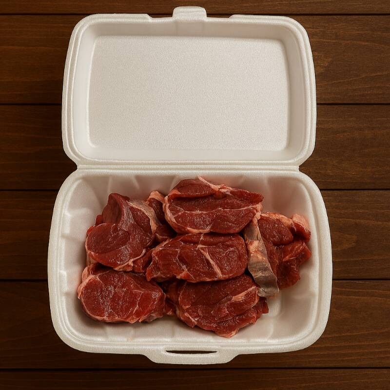 Porção a partir de 200g - Carne ideal para cozidos e receitas de panela. Muito macia depois de bem cozida, com sabor intenso e caldo encorpado.