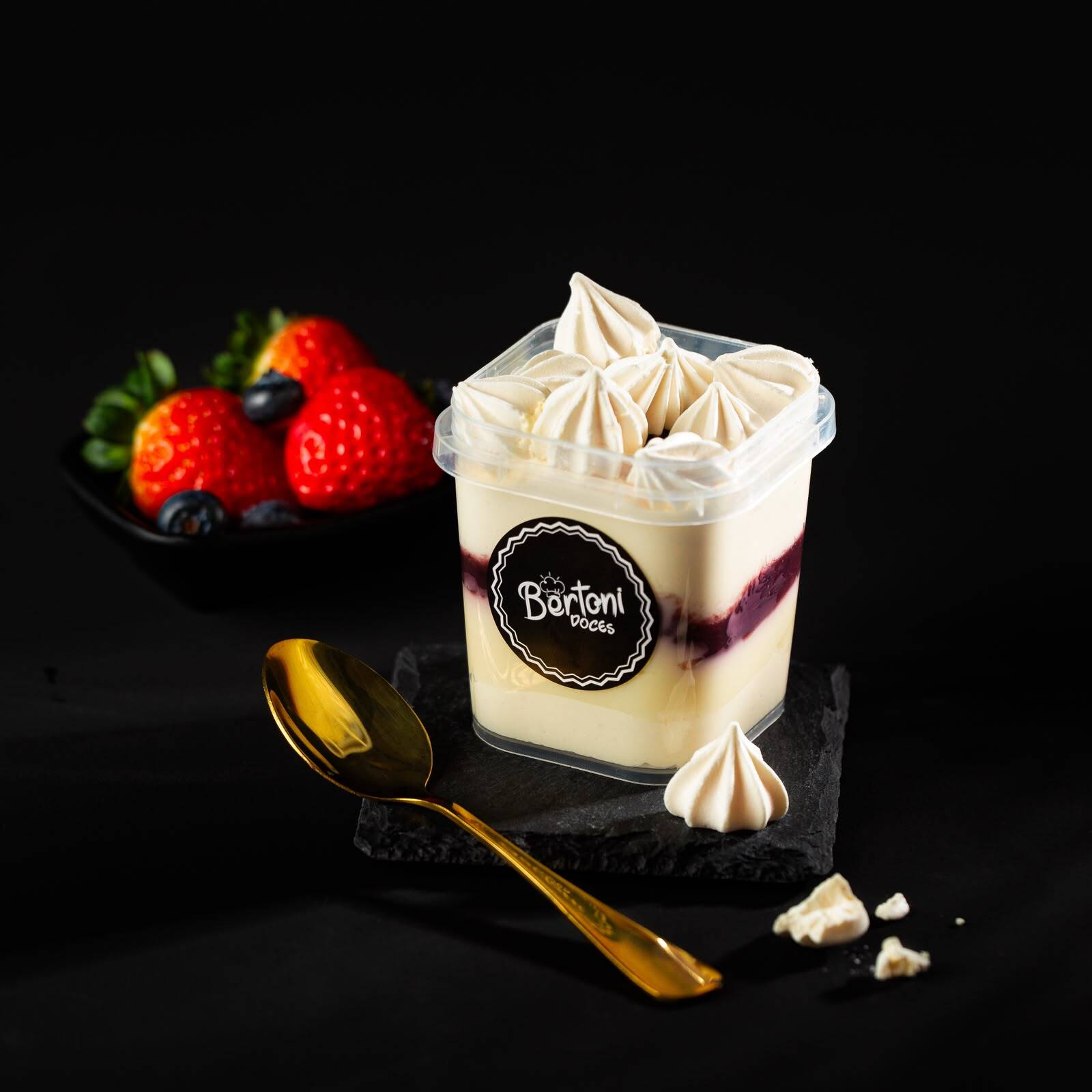 Camadas de mousse Ninho, creme de Ninho, geleia artesanal de frutas vermelhas, acompanhada de um pacotinho com mini suspiros para adicionar na hora. Aprox. 220g
Obs.: a Bertoni Doces não altera nenhum produto ou retira/adiciona ingrediente.