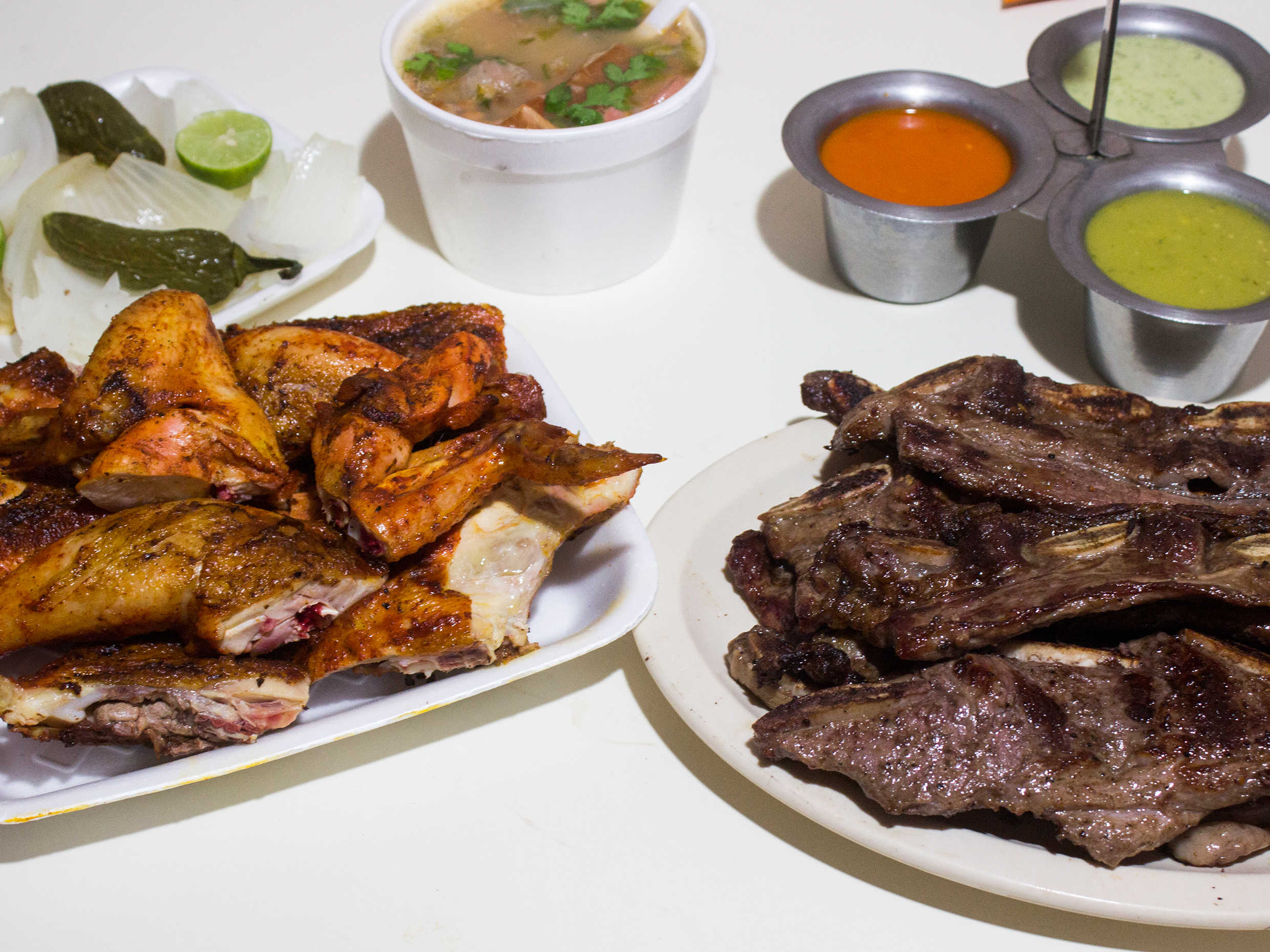 1 pollo, 1 kg de costilla