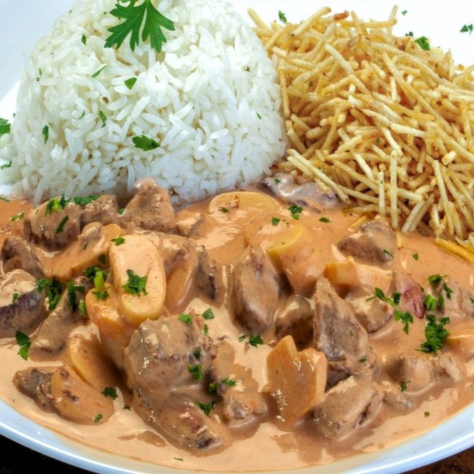 Pote 500ml com strogonoff, pote 500ml com de arroz e 250ml de batata palha.