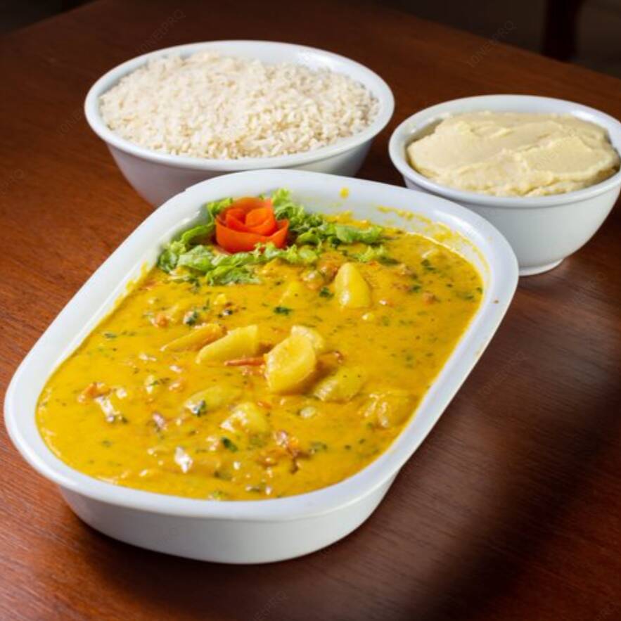 - filé de camarão refogado com verduras e legumes, leite de coco, acompanha arroz branco e purê