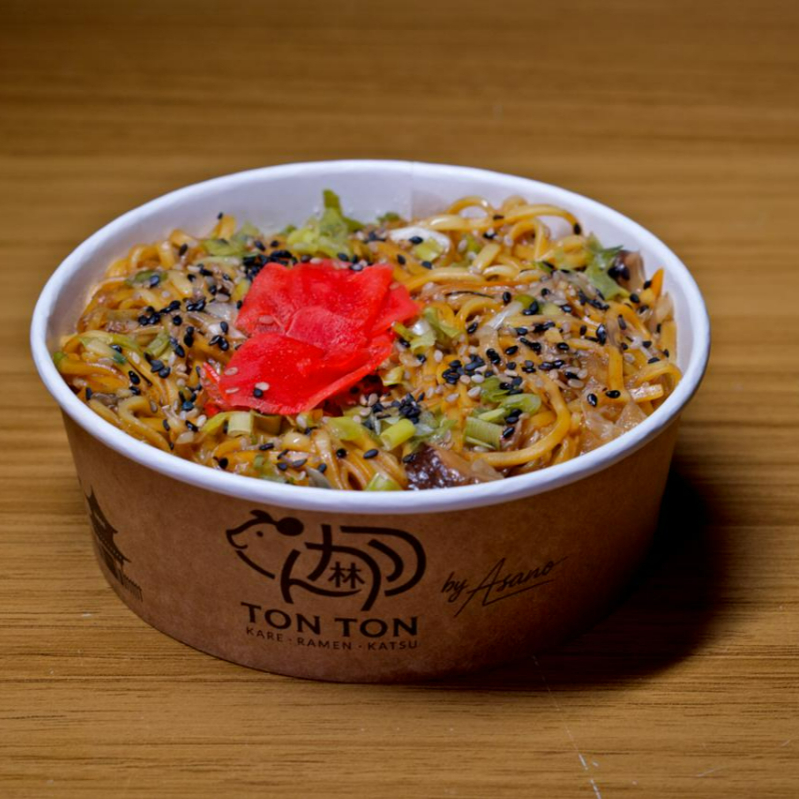 Macarrão japonês, salteado com legumes frescos, pedaços de frango, carne suína e molho especial.