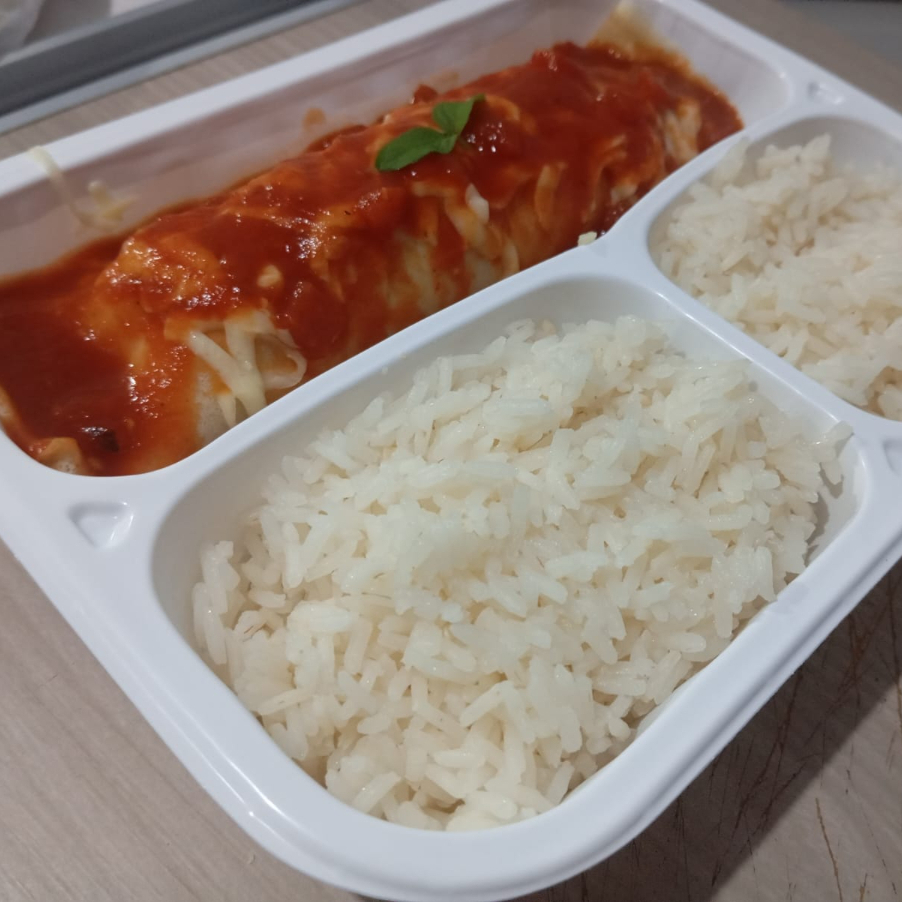 Marmita com panqueca recheada, bem temperada e coberta com molho saboroso, acompanhada de arroz soltinho. Uma refeição completa, caseira e bem servida, com aproximadamente 500g, ideal para matar a fome com muito sabor.