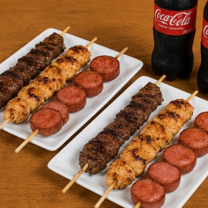 Aproveite nosso combo irresistível com 6 espetinhos suculentos. Contém: 2 Espetinhos de Carne de Boi, 2 Espetinhos de Frango, 2 Espetinhos de Calabresa e 2 coca cola 200 ml. Serve 2 pessoas.