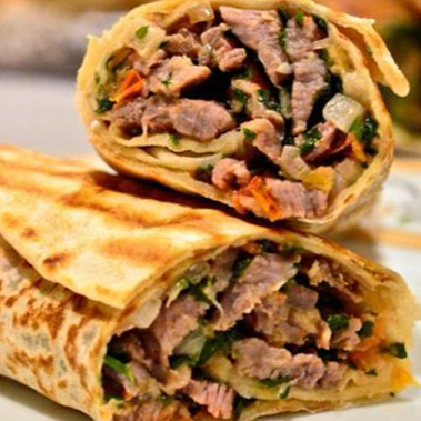 Carne temperada (160g), molho de alho cremoso, cebola, tomate, salsinha, picles e batata frita crocante, tudo bem recheado no pão folha. 30cm de shawarma !!