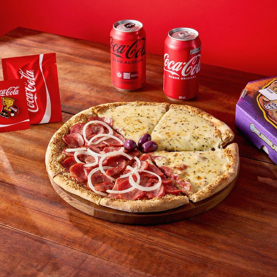 Na compra do Combo Copa:
1 Pizza de 6 fatias 1/2 mussarela + 1/2 calabresa 2 Coca-Cola lata (normal ou zero)
Ganhe um PIN COLECIONÁVEL OFICIAL da Copa Coca-Cola para começar ou aumentar sua coleção!!