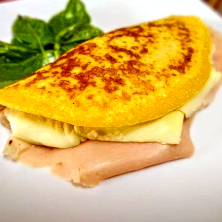 CACHAPA CON QUESO FRESCO Y JAMON