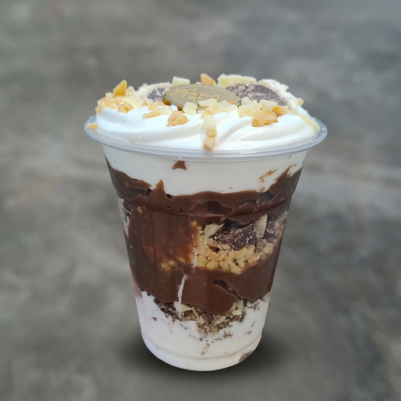 Delicioso nosso copo bombom é composto por um delicioso mousse de leite Ninho uma camada de bombom picado (obs: bombom Ouro Branco ou Sonho de Valsa ) á sua escolha , nosso delicioso brigadeiro ao leite uma camada de castanha de xerem mais bombom picado e para finalizar mousse de Ninho bombom e a nossa linda moeda de chocolate . Copo de 350ml ##tags## chocolate doce brigadeiro sobremesa promoçao Ninho entrega rapida nuella promoçao Nutella