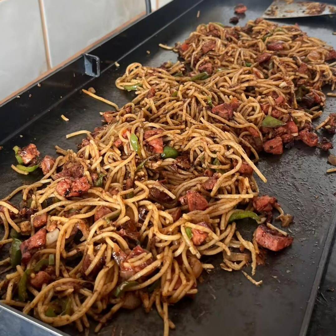 Macarrão Na Chapa (Marmita Tamanho: G)
Ingredientes: Óleo De Soja, Sal, Paprica Doce, Molho Shoyu Premium, Macarrão Espaguete
Complementos: Calabresa, Bacon e Milho