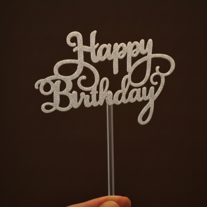 COR: Prata MATERIAL: Papel MEDIDAS: 14cm largura x 8cm altura. (Medindo apenas o nome sem considerar o palito.)