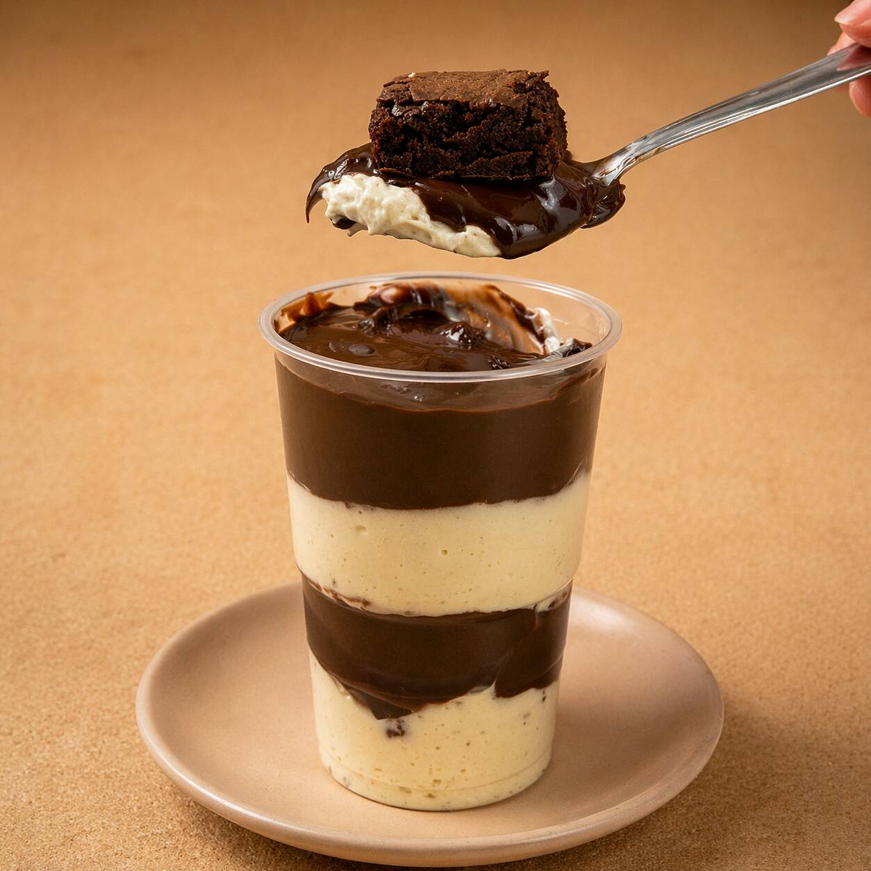 Brigadeiro meio amargo super cremoso com pedaços generosos de brownie e mousse de Ninho leve e irresistível.