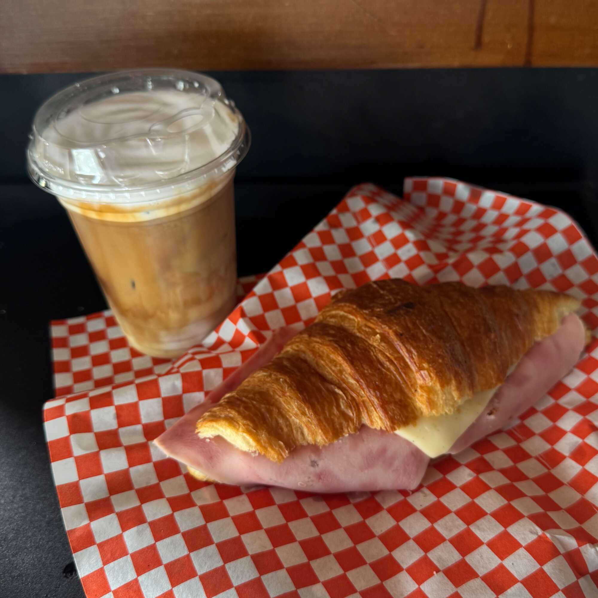 Promo Latte + Cuernito de Jamon y Queso
