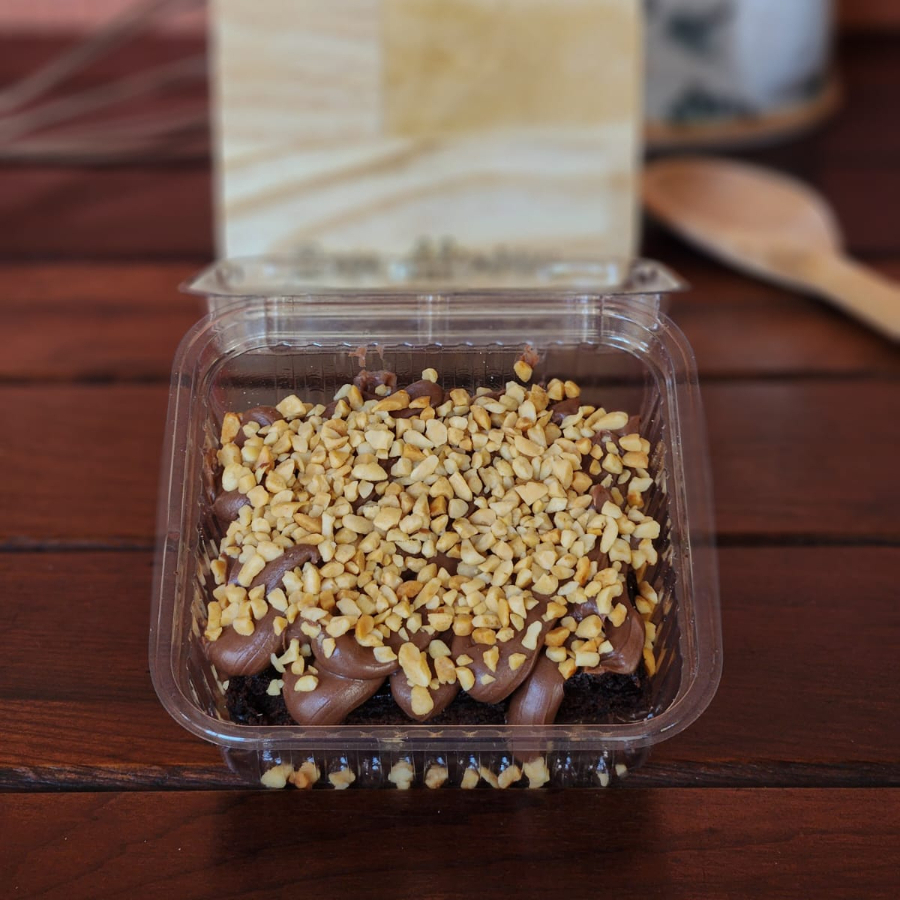 O encontro da cremosidade da avelã com a crocância do amendoim. Um brownie para quem não abre mão de uma textura perfeita.