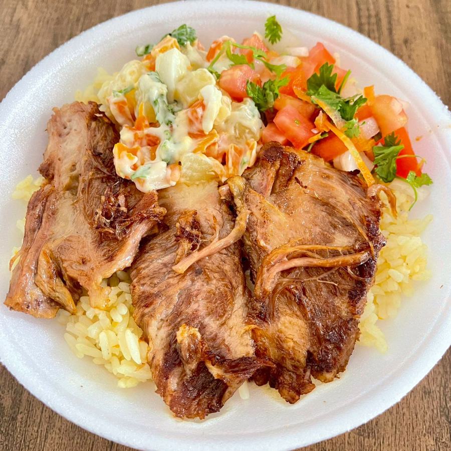 Um prato delicioso! Acompanha feijão mulatinho ou preto, arroz, macarrão, farofa e vinagrete.