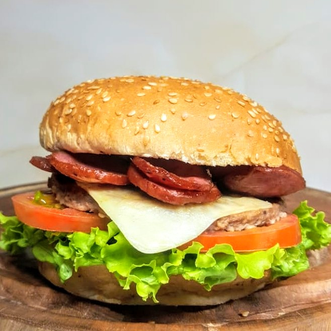 Pão Brioche, Hambúrguer, Mussarela, Calabresa, Alface, Tomate, Ketchup, Mostarda, Maionese