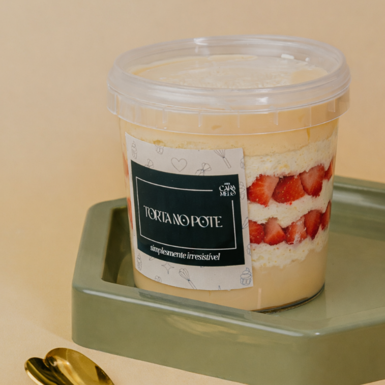 Bolo pão de ló com recheio de Ninho e morangos fresco! Apenas nos finais de semana aqui na Ana! Aprox. 230g