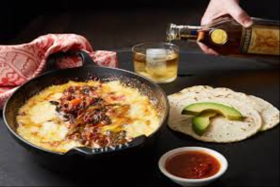 QUESO FUNDIDO CON CARNE AHUMADA
