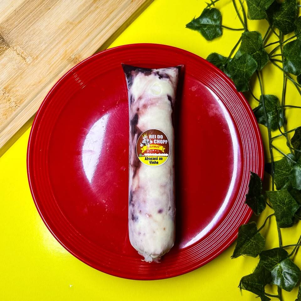 Uma deliciosa base de abacaxi com uma irresistível calda de vinho