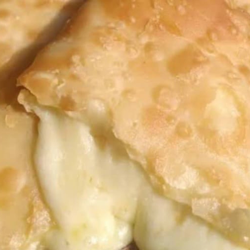 Queijo minas fatiado e orégano.