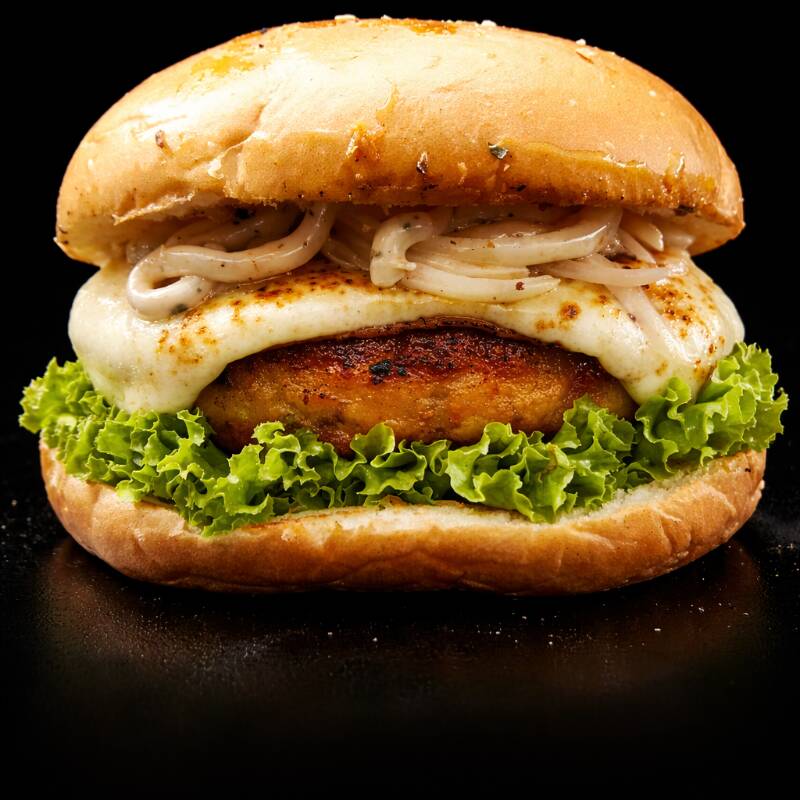 Carne de frango empanada caseira, fritinha e crocante, queijo gratinado, presunto, cream cheese, molho de alho, cebola caramelizada